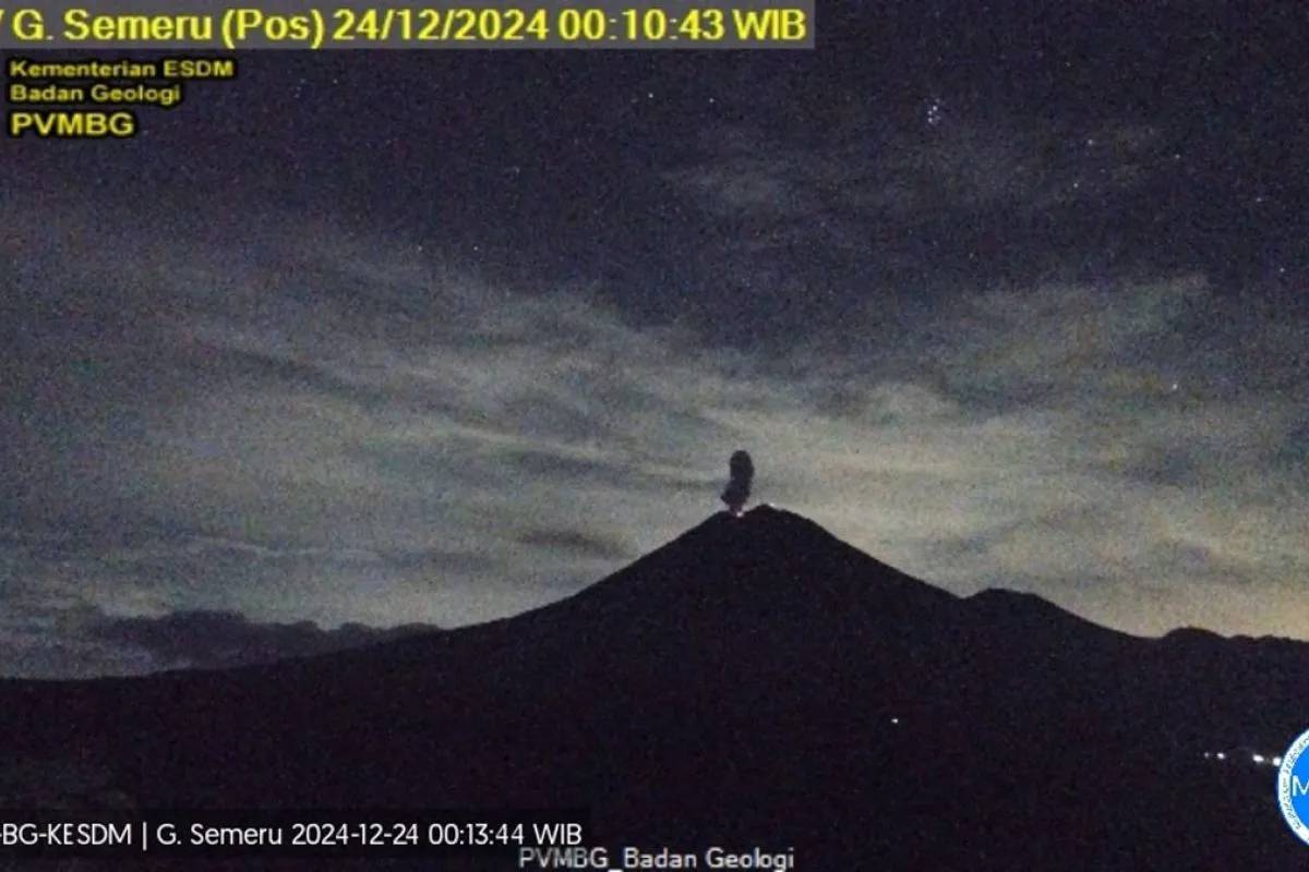 Tetap Waspada! Gunung Semeru Erupsi, Letusan Setinggi 900 Meter