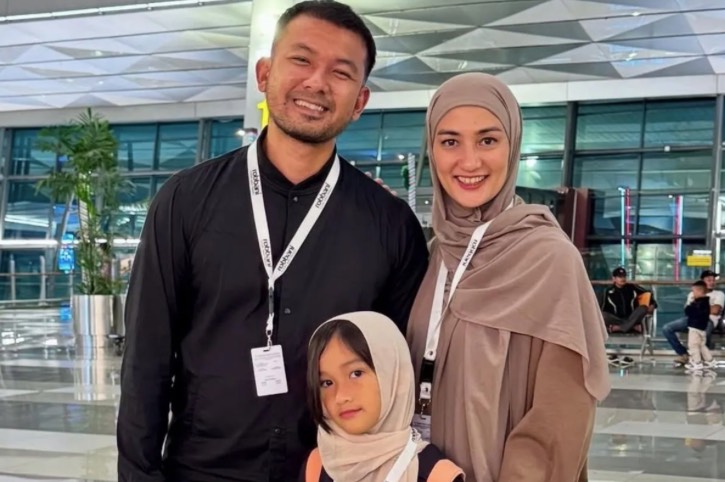 Umrah, Atiqah Hasiholan Minta Maaf Lahir Batin