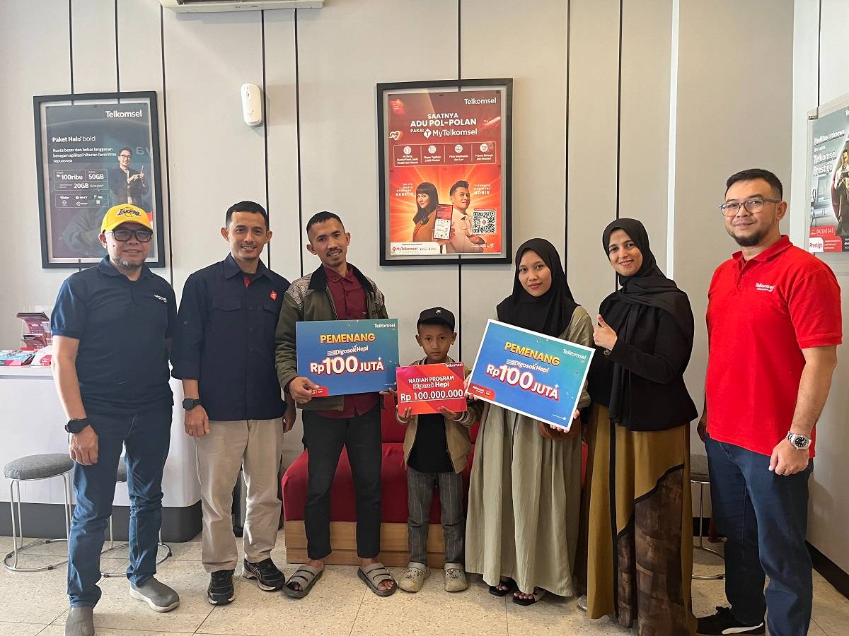 Apresiasi Loyalitas Pelanggan, Telkomsel Serahkan Hadiah Rp 100 Juta