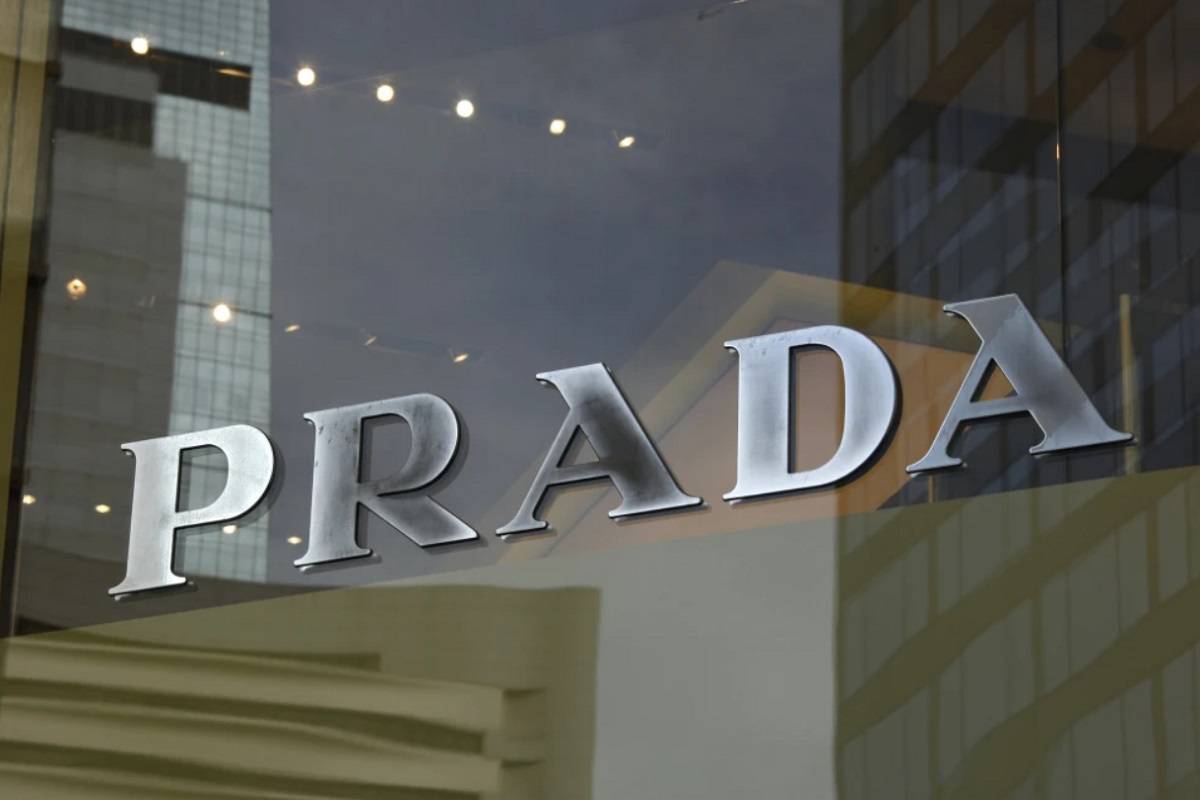 Prada Resmi Akuisisi Rumah Mode Versace, Janji Pertahankan Ciri Khas Merek
