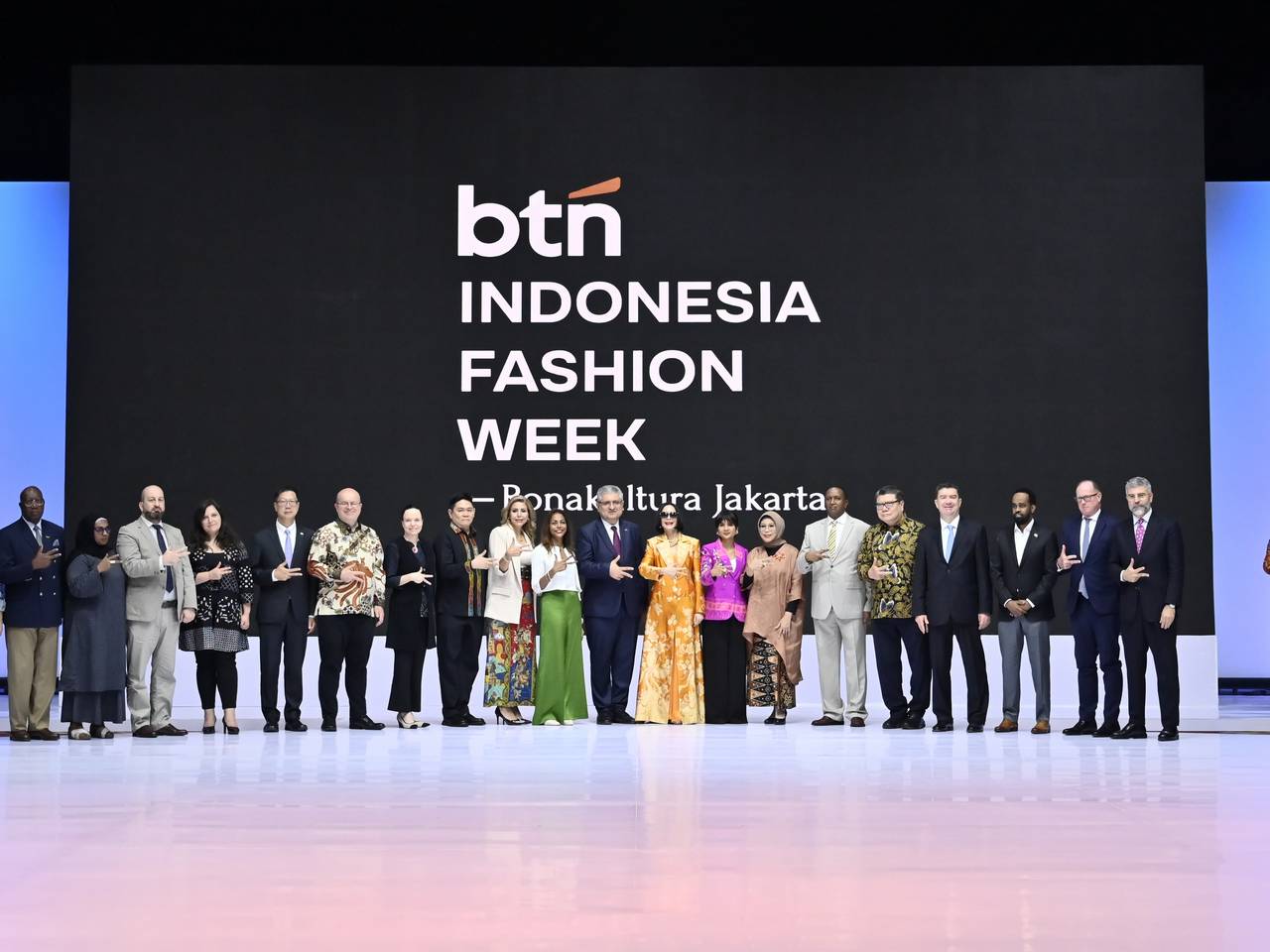 Indonesia Fashion Week 2025 Resmi Dibuka, Angkat Tema Ronakultura Jakarta