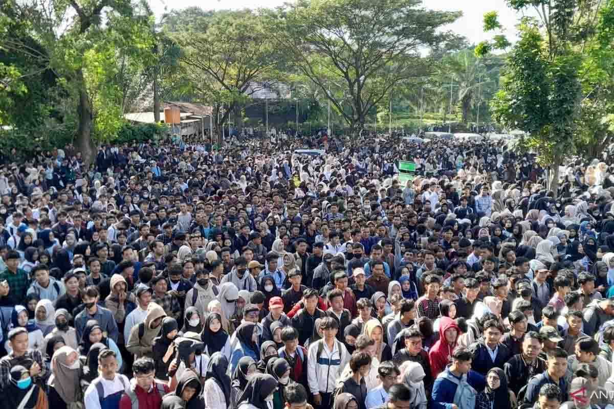 DPR RI Soroti Bursa Kerja Ricuh, Sebut Keresahan Sosial Mulai Terlihat