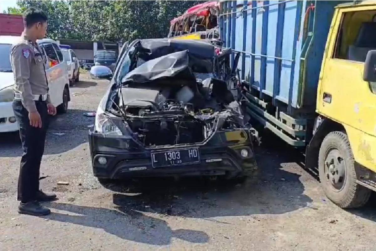 Innova Tabrak Truk di Tol Jomo, 3 Orang Meninggal