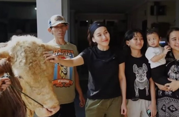 Ikut Sembelih Hewan Kurban, Ayu Ting Ting: Seru Banget