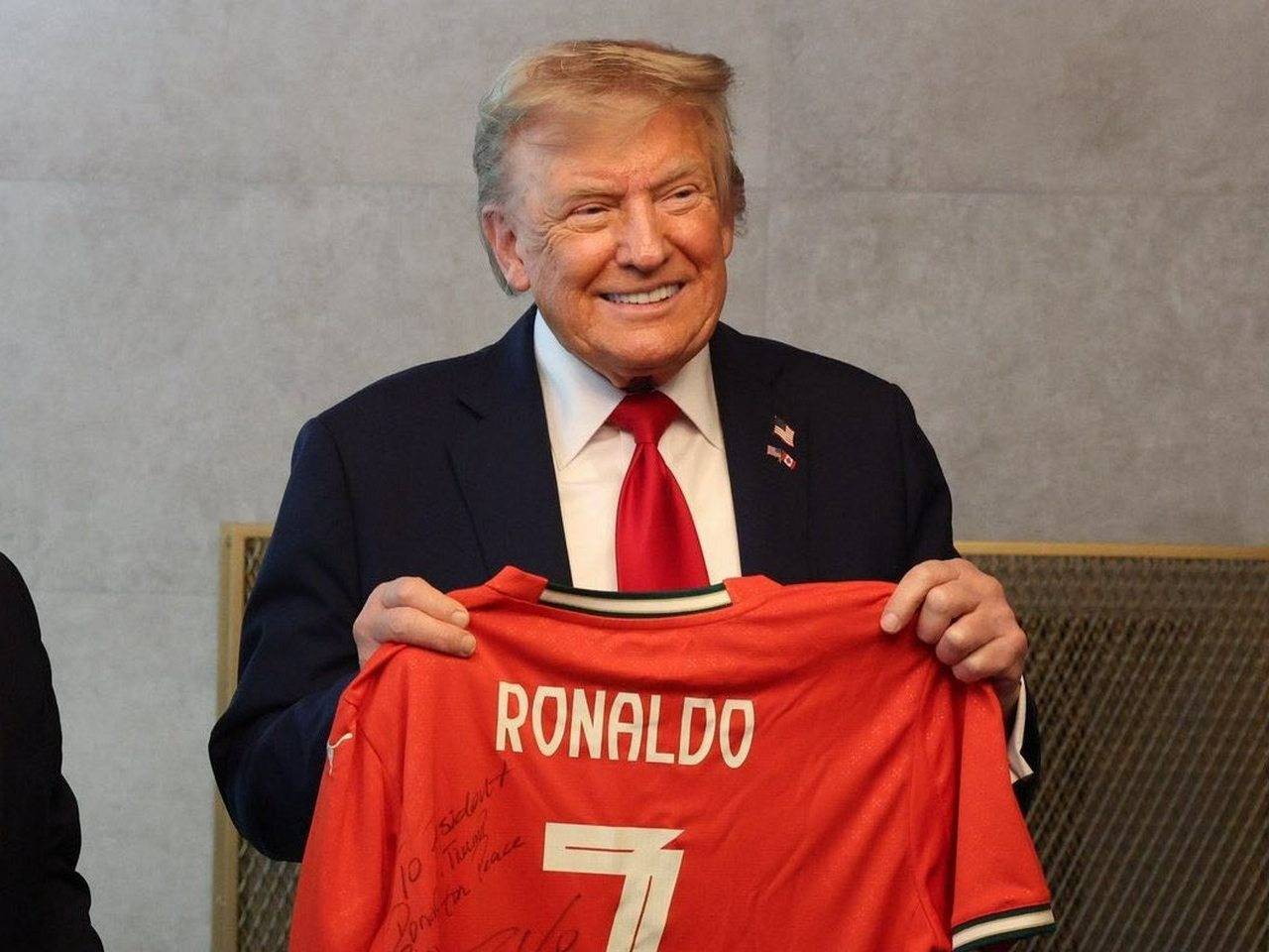 Cristiano Ronaldo Kasih Jersey ke Donald Trump, Bawa Pesan Perdamaian