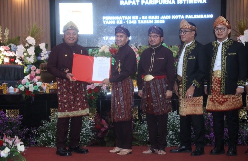 Gubernur Herman Deru Serahkan Bantuan Rp 50 Miliar untuk Revitalisasi Infrastruktur pada HUT ke-1342 Kota Palembang