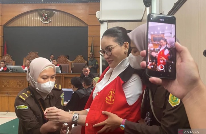 Nikita Mirzani Peras Reza Gladys Rp 4 Miliar untuk Angsur Rumah