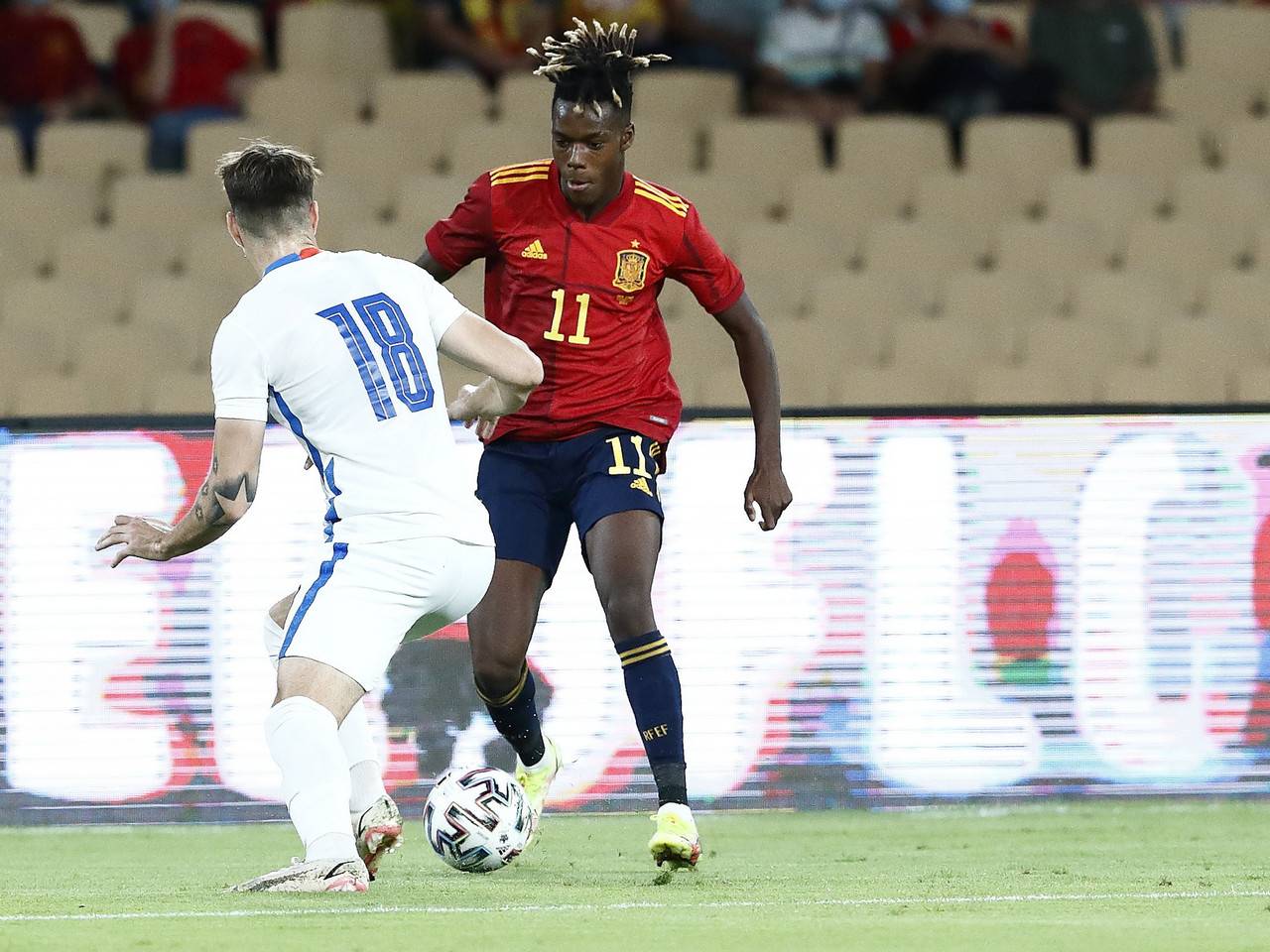 Luis Figo Dukung Real Madrid Bajak Nico Williams dari Barcelona