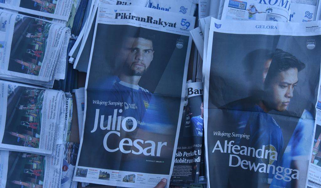 Tampil Beda! Persib Bandung Kenalkan Pemain Baru Lewat Halaman Koran