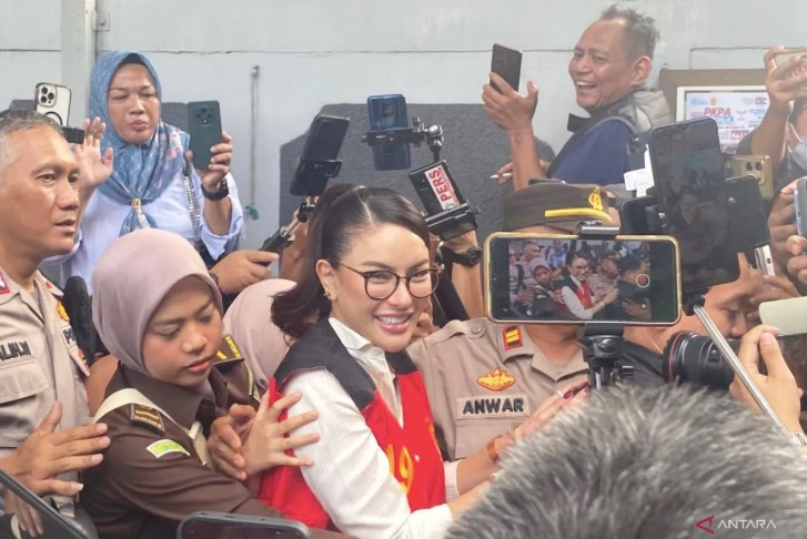 Tangan Diborgol, Nikita Mirzani Sebut JPU Tidak Cermat