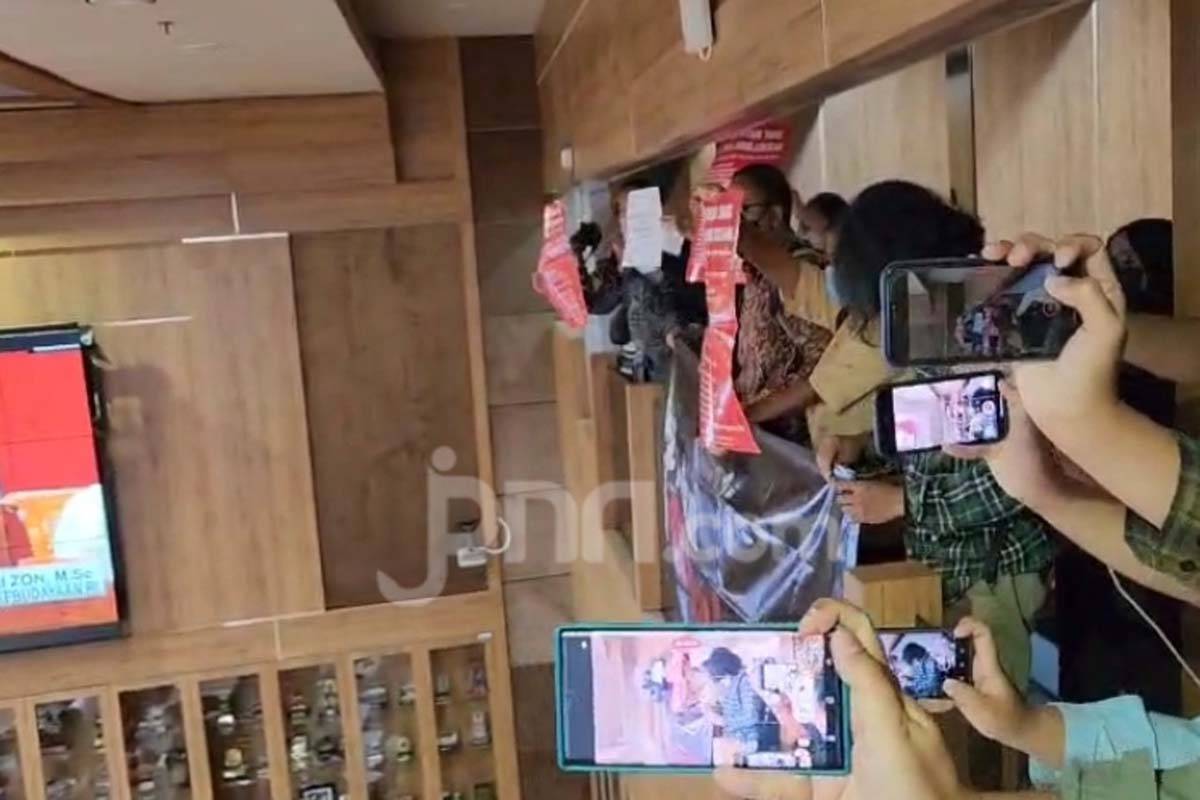 Fadli Zon saat Rapat Didemo, Massa Minta Proyek Penulisan Ulang Sejarah Dihentikan