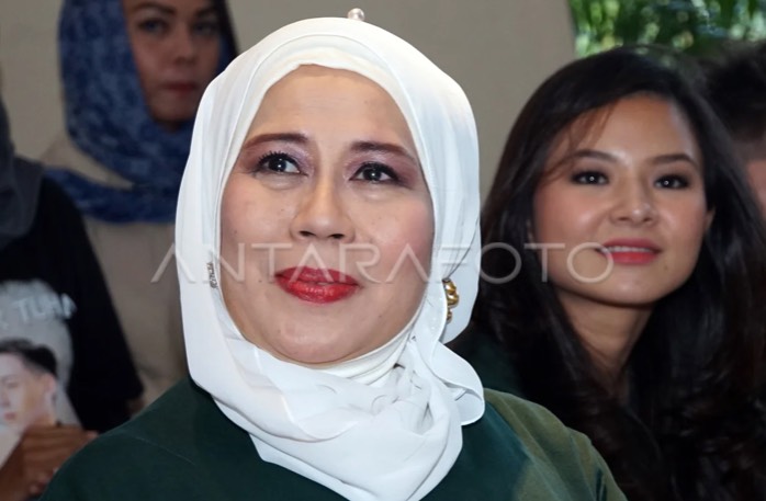 Mata Kanan Tidak Bisa Melihat, Dewi Yull Sarankan Publik Cek ke Dokter