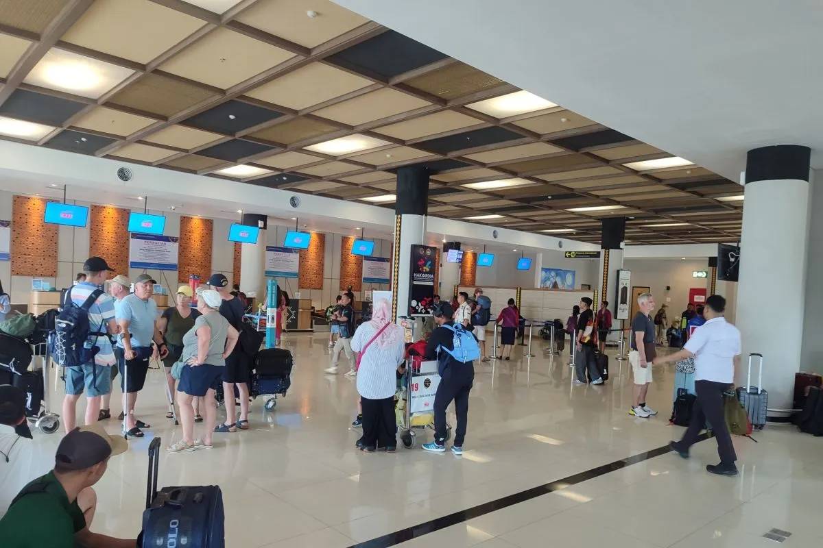 Abu Erupsi Gunung Lewotobi Laki-Laki Paksa Bandara Komodo Tutup dan Penerbangan Batal