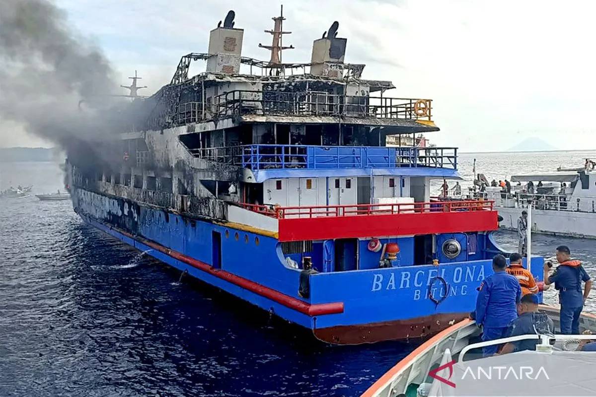 Asap Tebal Hambat Evakuasi dan Pemeriksaan Bangkai KM Barcelona yang Terbakar