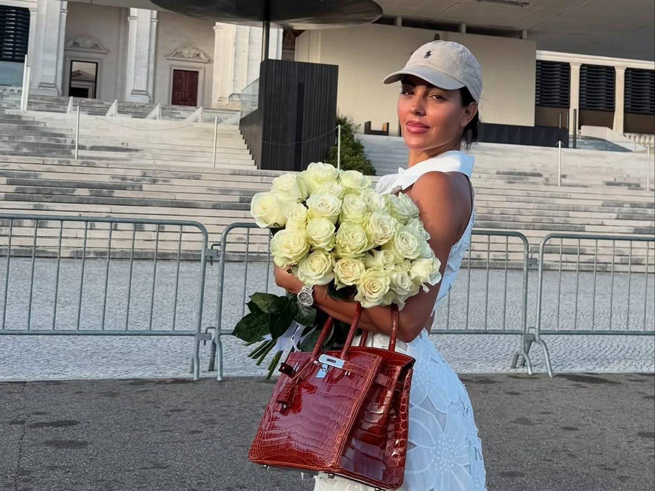 Pergi ke Gereja, Georgina Rodriguez Dikritik soal Busana