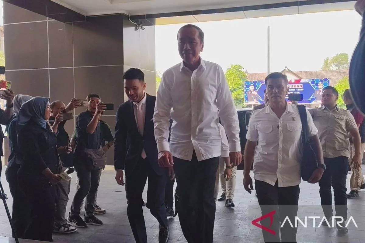 Jokowi Datangi Polresta Surakarta, Bawa Ijazah Asli SD hingga S1 UGM
