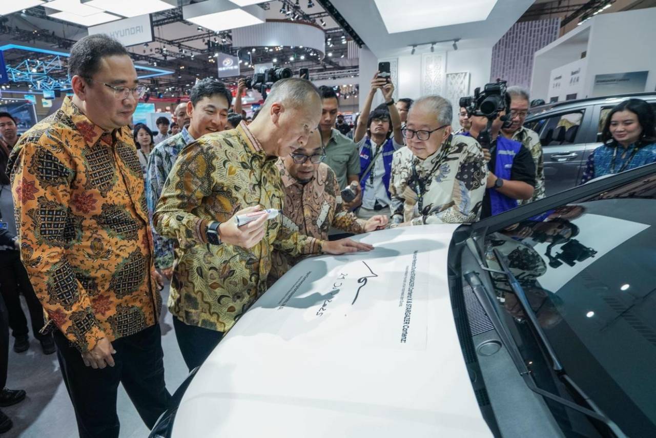 GIIAS 2025: Agus Gumiwang Tandatangani STARGAZER Cartenz X, Apresiasi Produksi Lokal