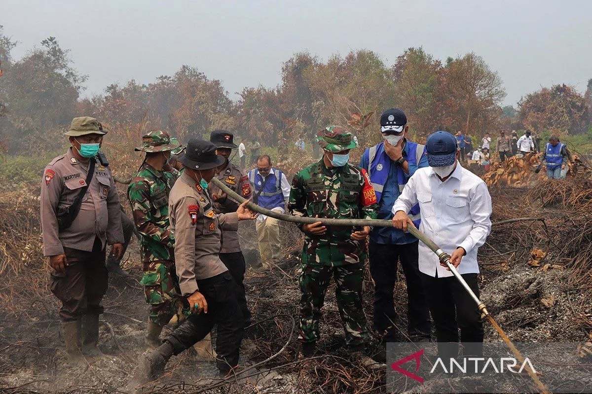 BMKG Taburkan 20 Ton Garam Bikin Hujan Buatan Padamkan Karhutla Riau