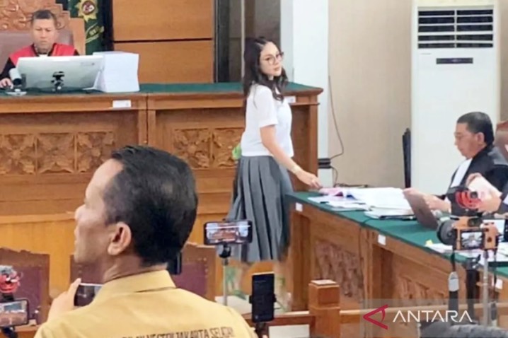 Nikita Mirzani Ngaku Punya Bukti Reza Gladys Atur Sidang