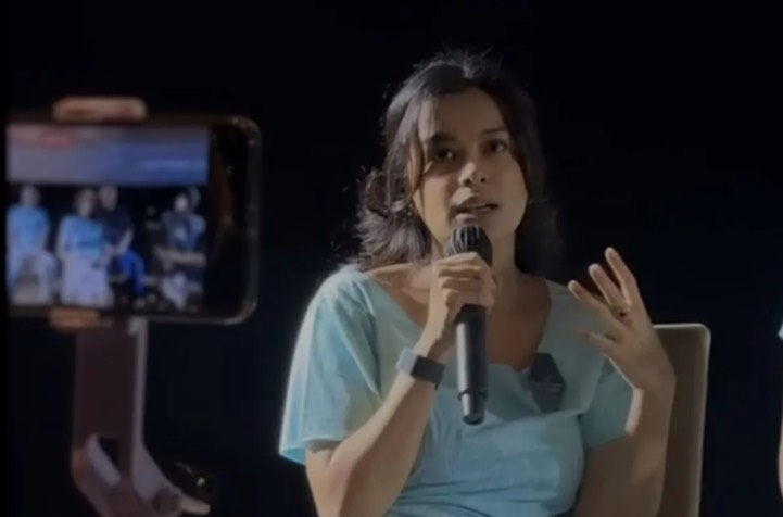 Eva Celia: Anak Pertama Cinta Keluarga, Tetapi Tidak Tahu Cara Menyampaikan