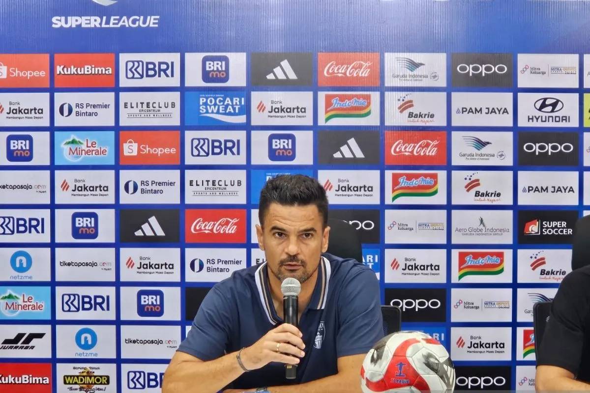 Carlos Pena Puji Stadion Bagus, Tapi Rumput JIS Buruk