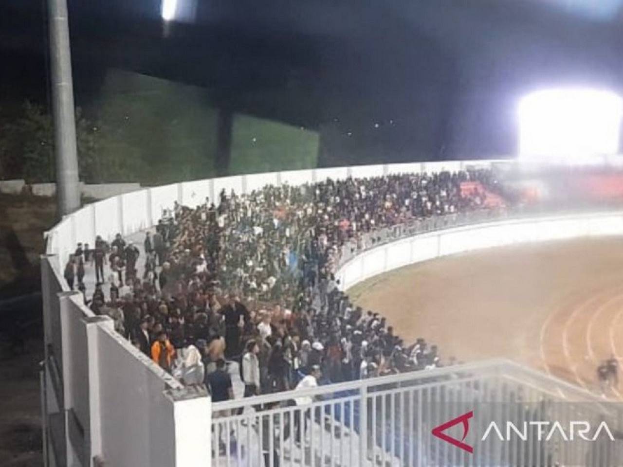 Suporter Persis Solo Diamankan Polisi karena Kericuhan di Stadion Gelora Madura