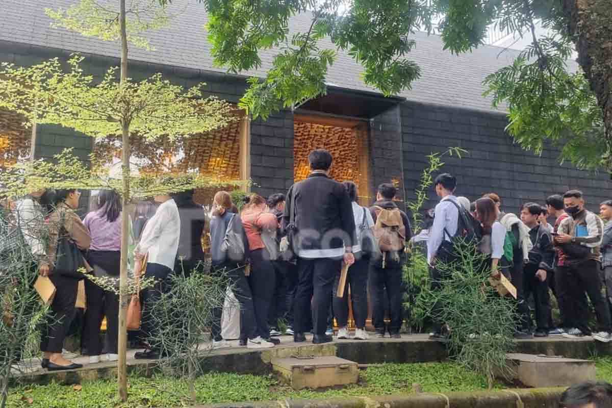 Ratusan Pelamar Kerja Antre di Restoran Bandung, Janji Gibran Ditagih