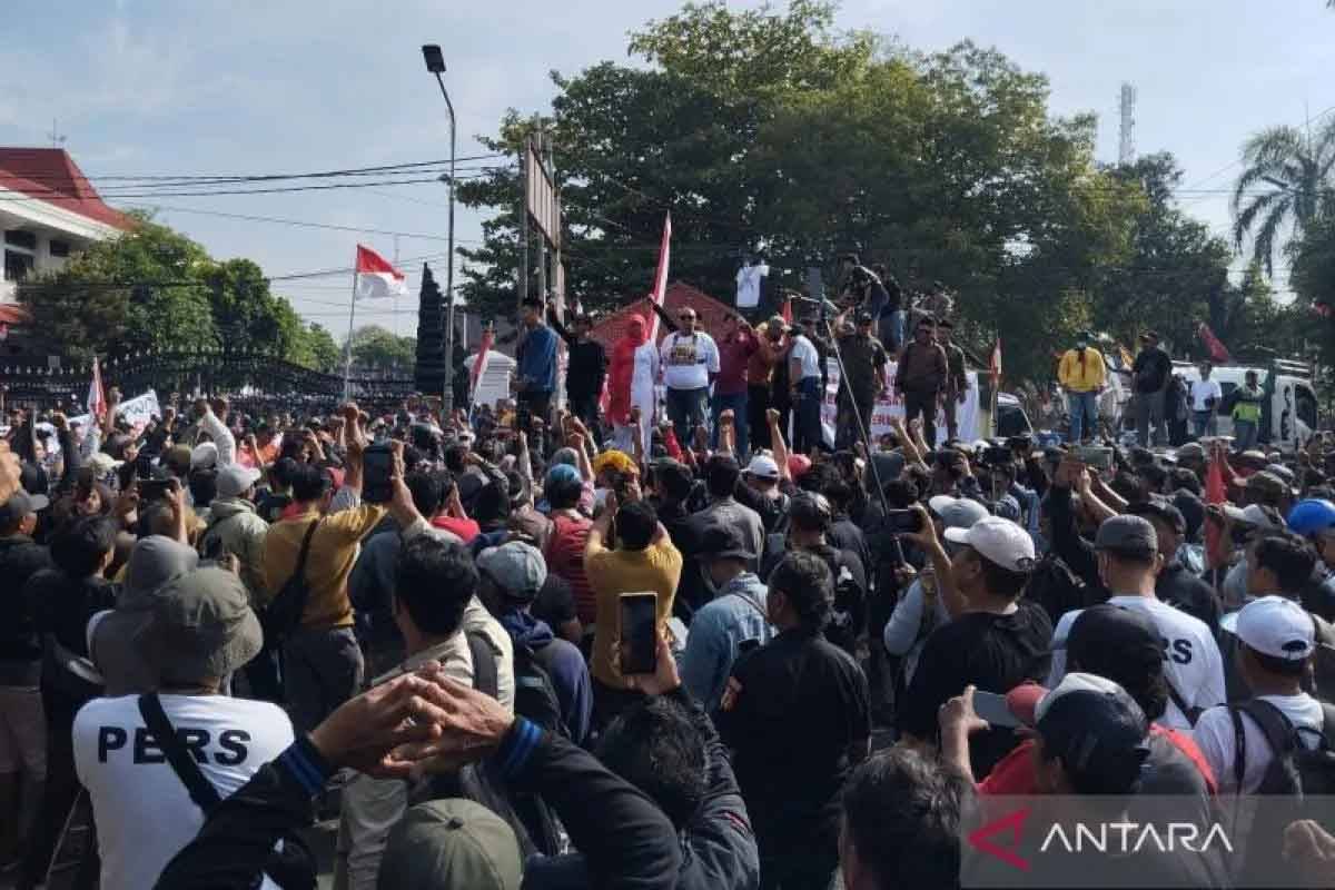 Ribuan Orang Demo Tuntut Bupati Pati Lengser, Sudewo Dianggap Arogan