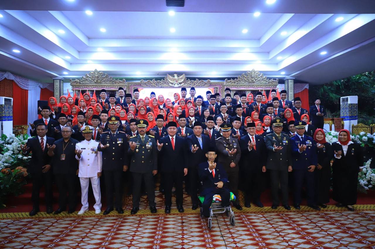 Gubernur Herman Deru Sematkan Satyalancana Karya Satya dari Presiden kepada 321 ASN Pemprov Sumsel