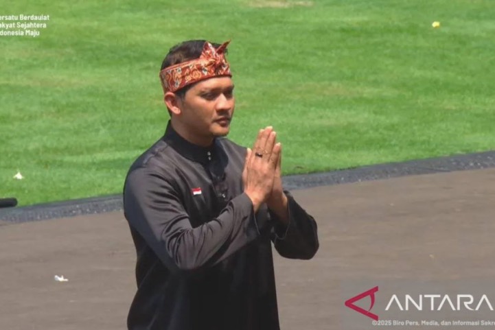 Penampilan Iko Uwais di Depan Prabowo Panen Pujian