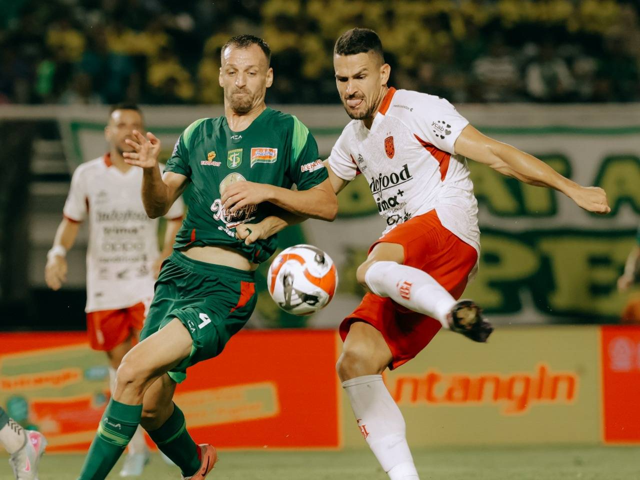 Johnny Jansen Sebut Persebaya Surabaya Lebih Bagus dari Bali United