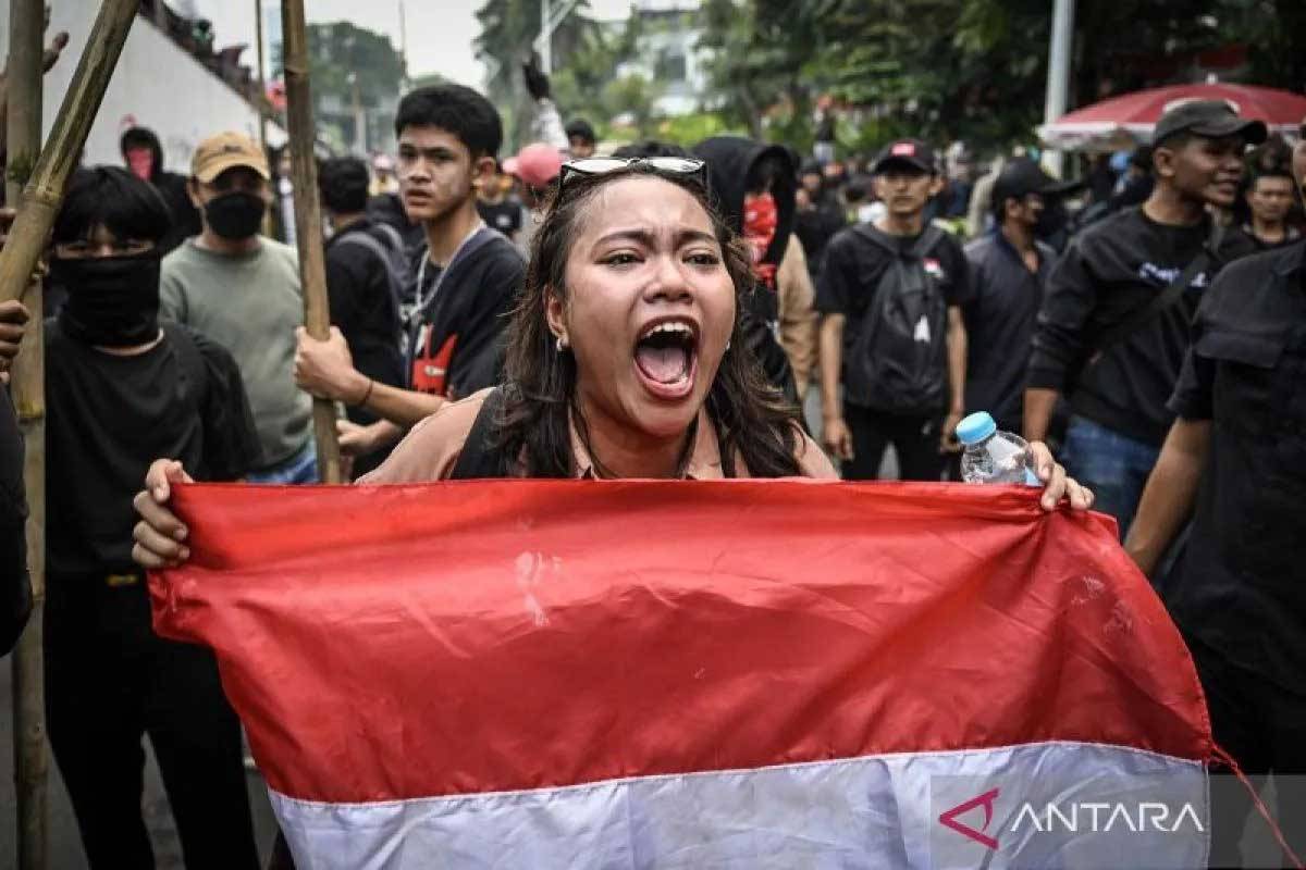 Massa Aksi Unjuk Rasa di DPR RI Kibarkan Bendera PAN, Disebut Hanya Spontan