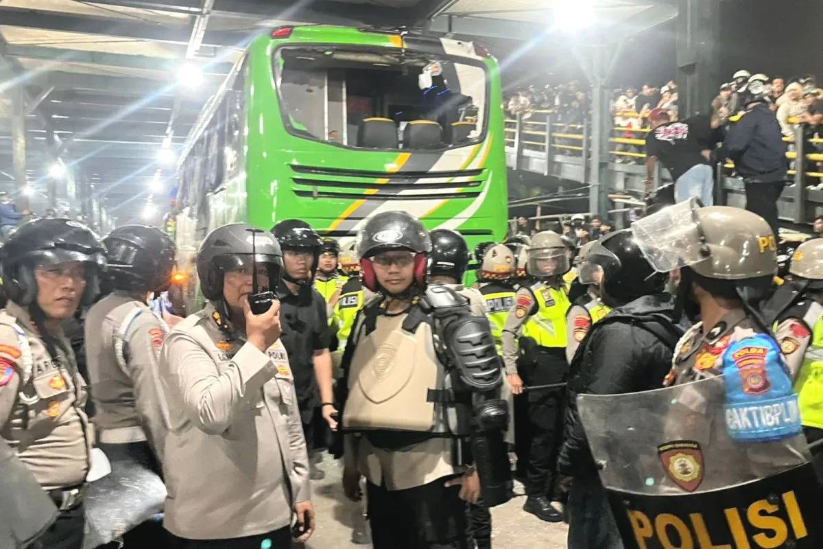 Ricuh Suporter PSIM Vs Persib: 15 Luka-Luka, Bus dan Minibus Rusak