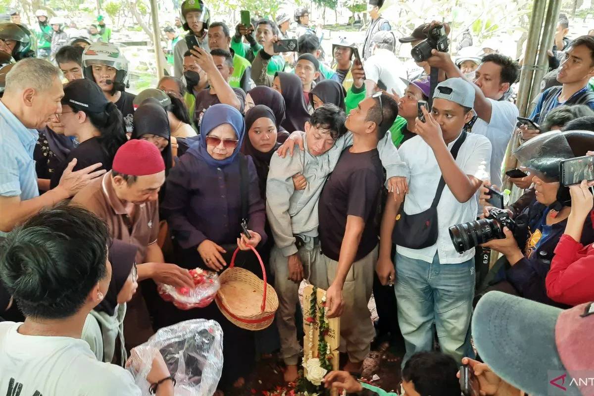 Driver Ojol Affan Kurniawan Dimakamkan di TPU Karet Bivak, Diringi Ribuan Rekan