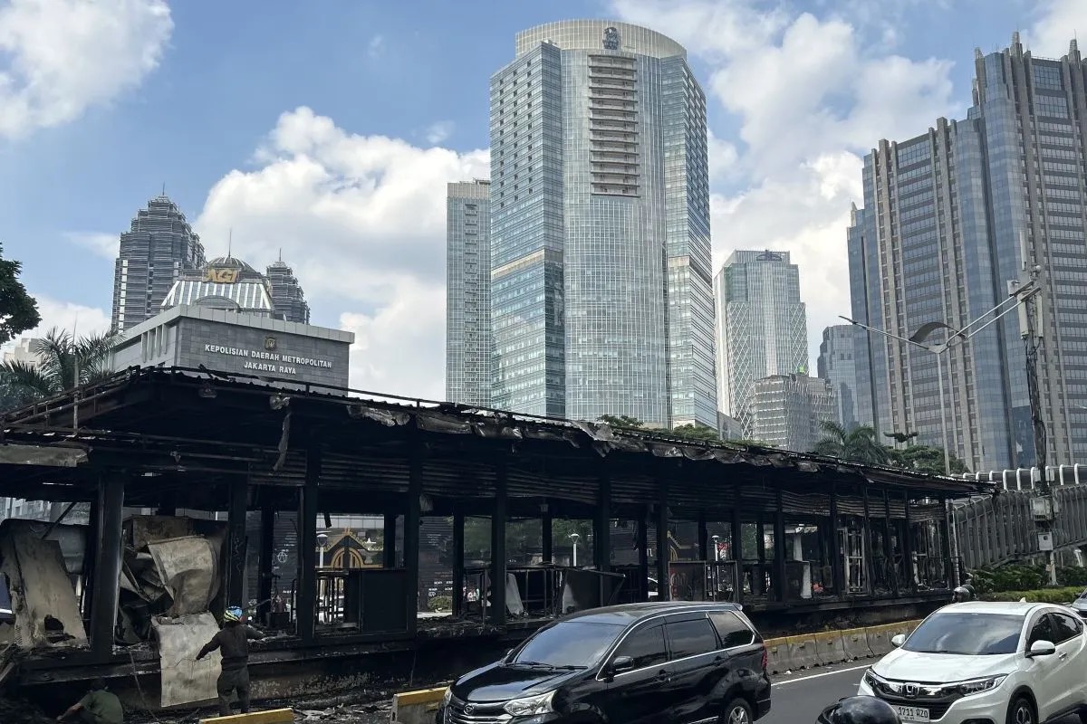 7 Halte Dibakar Massa, Seluruh Layanan Transjakarta Dihentikan