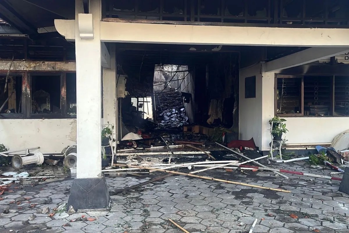 Fasilitas Umum Dirusak, Massa Bakar Ruangan Sekwan Gedung DPRD Solo