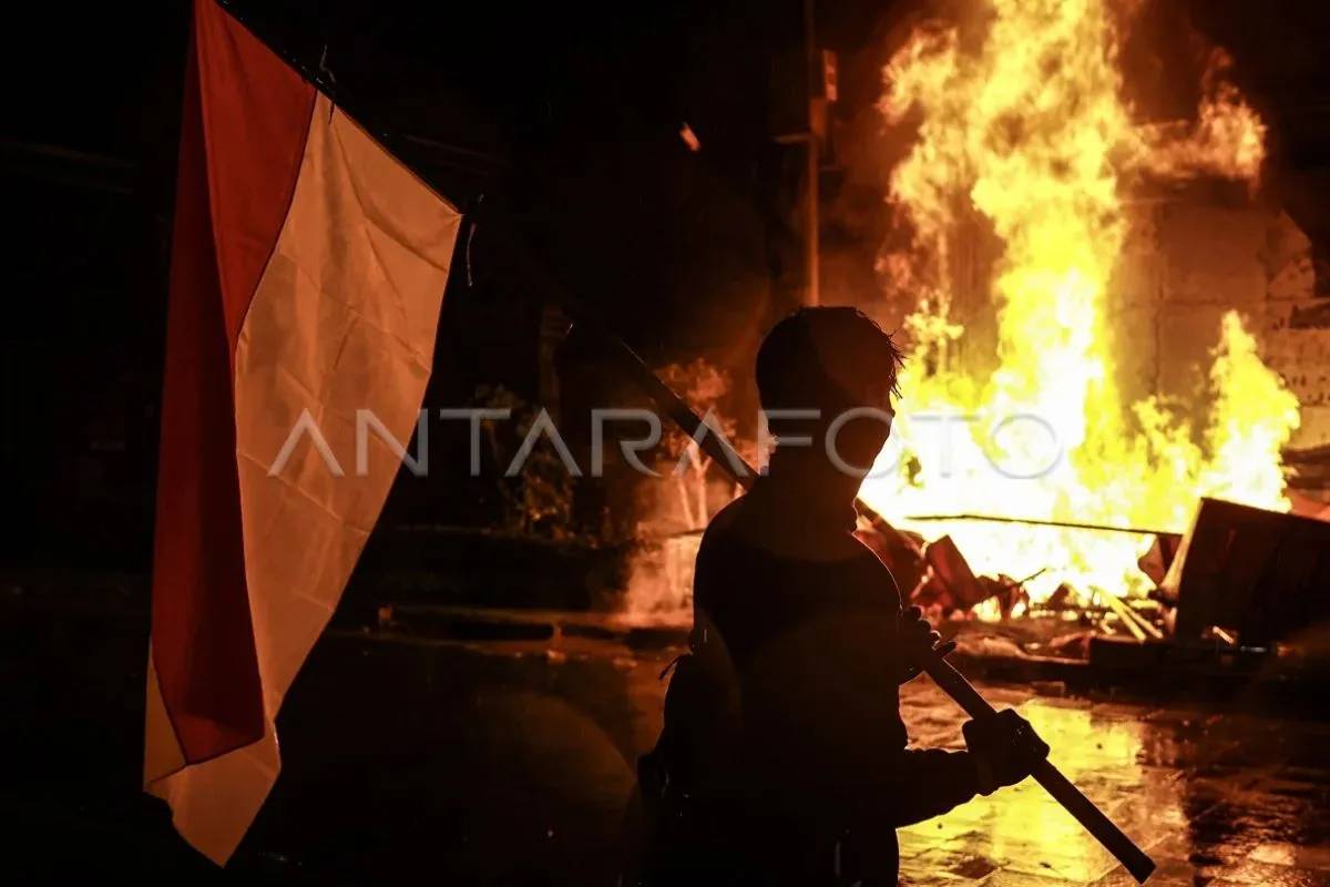 Demo Berujung Anarkis, Sejumlah Halte Transjakarta di Jakarta Dibakar