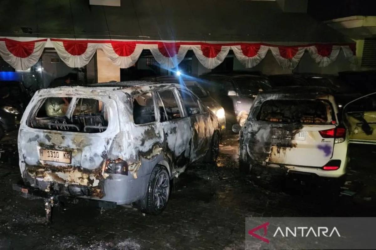 Massa Bakar 4 Mobil dan Rusak Fasilitas Kantor Gubernur Jateng