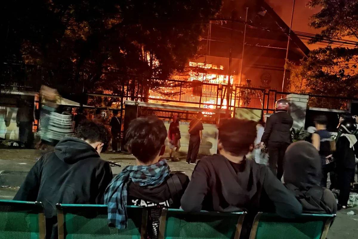 Kantor DPRD Sulsel di Makassar Dibakar Massa, Gedung sampai Atap Ludes