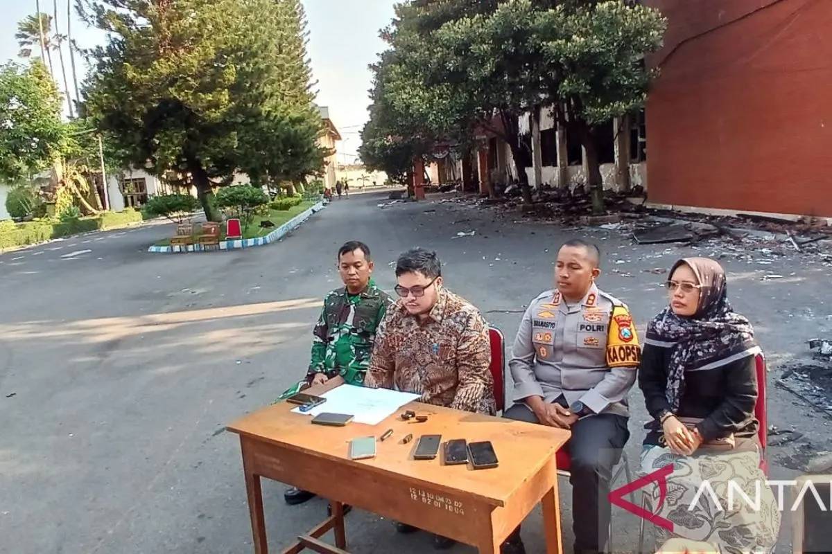 Bupati Kediri Sebut Aset Pemkab Habis Dibakar Massa, Kerugian Rp500 Miliar