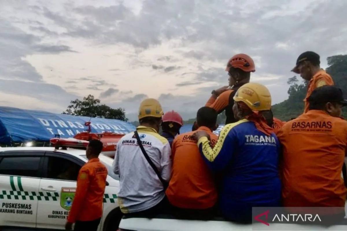 Evakuasi Helikopter Jatuh di Kalsel, Tim SAR Tempuh 6 Jam Menuju Lokasi