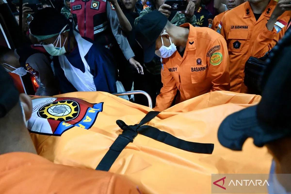 8 Jenazah Korban Helikopter Jatuh Diserahkan ke DVI Polda Kalsel untuk Identifikasi