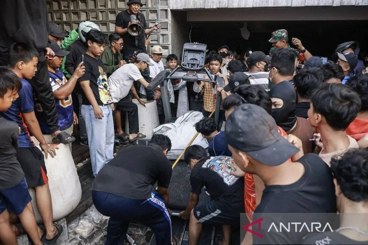 Warga Serahkan 32 Barang Ahmad Sahroni Termasuk 1 Bundel Sertifikat Tanah