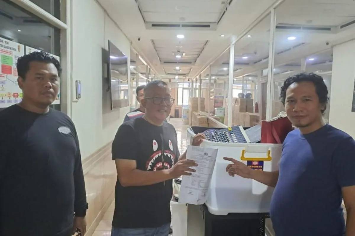 Warga Kembalikan Barang Hasil Jarahan dari Rumah Ahmad Sahroni