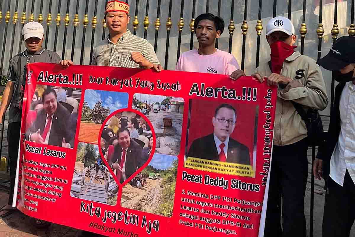 Mahasiswa Kalimantan Demo di Depan Markas PDIP, Minta Deddy Sitorus Dipecat