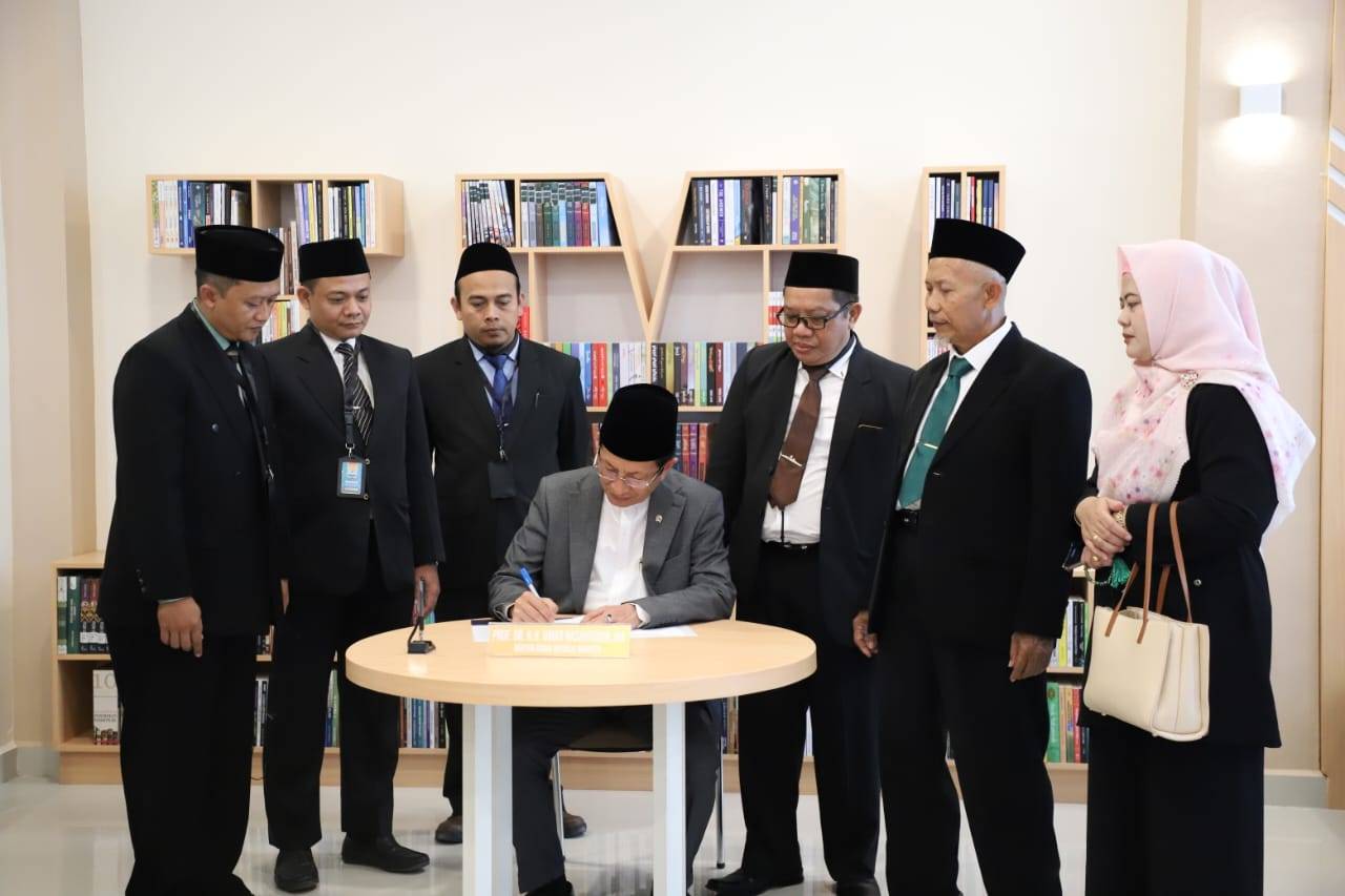 Kunjungi Pesantren Wali Songo Ngabar, Menag Ajak Santri Teladani Ulama Terdahulu