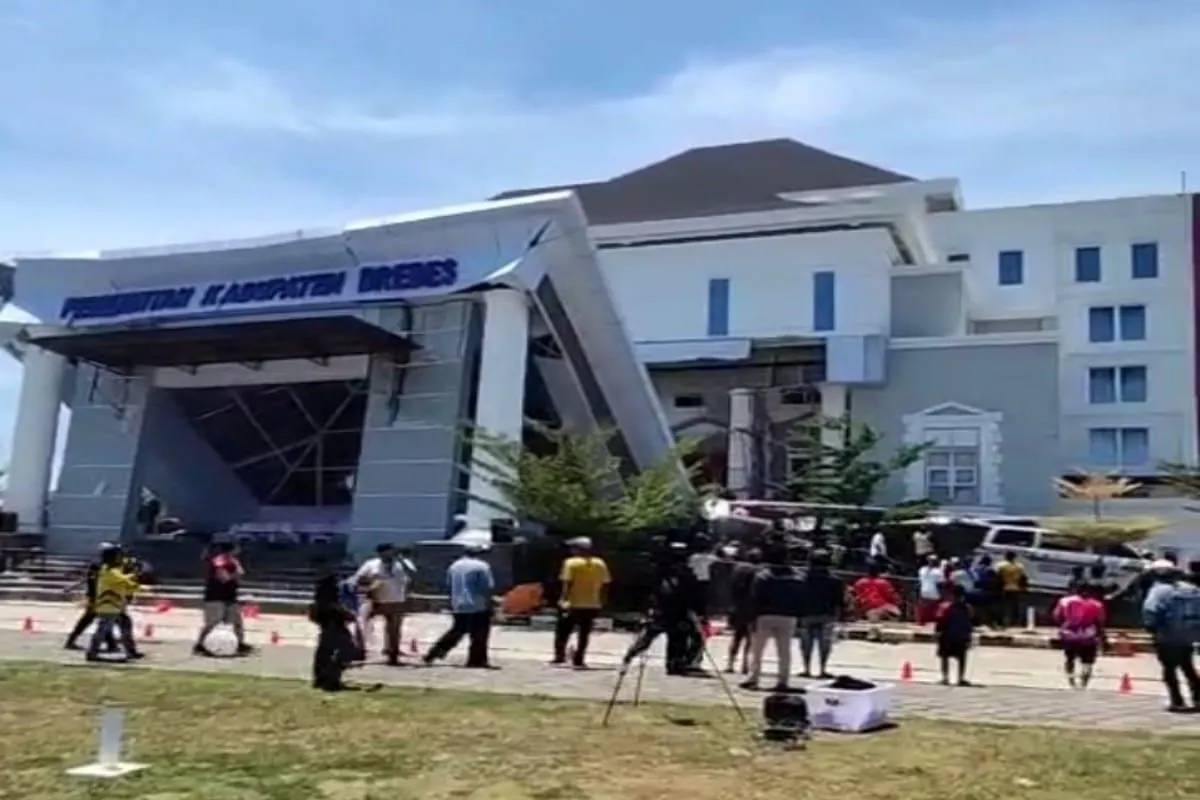 Teras Gedung KPT Brebes Ambruk, 3 Orang Luka-Luka