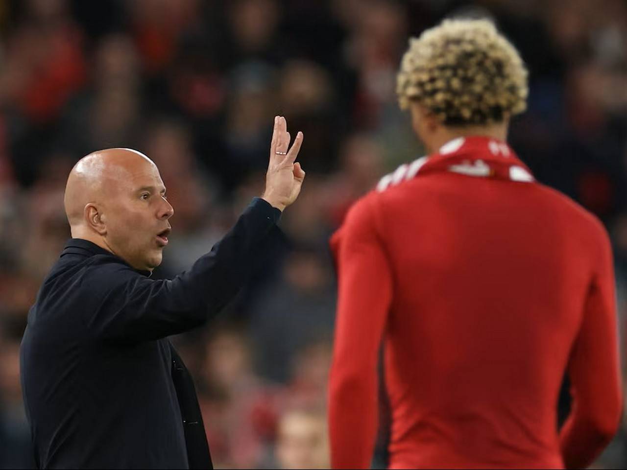 Dapat Kartu Merah karena Lepas Jersei, Ekitike Disebut Bodoh oleh Arne Slot