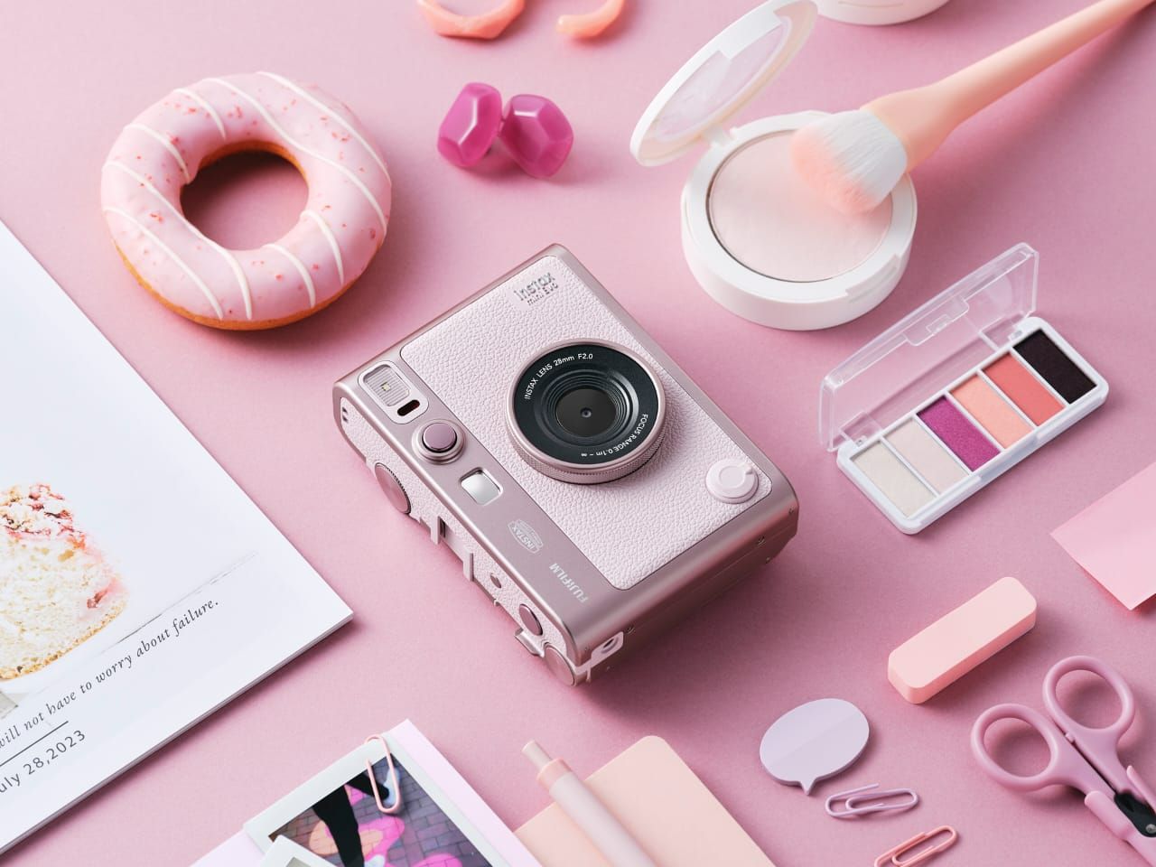 Fujifilm Rilis Instax Mini Evo Gentle Rose, Warna Elegan untuk Ekspresi Baru