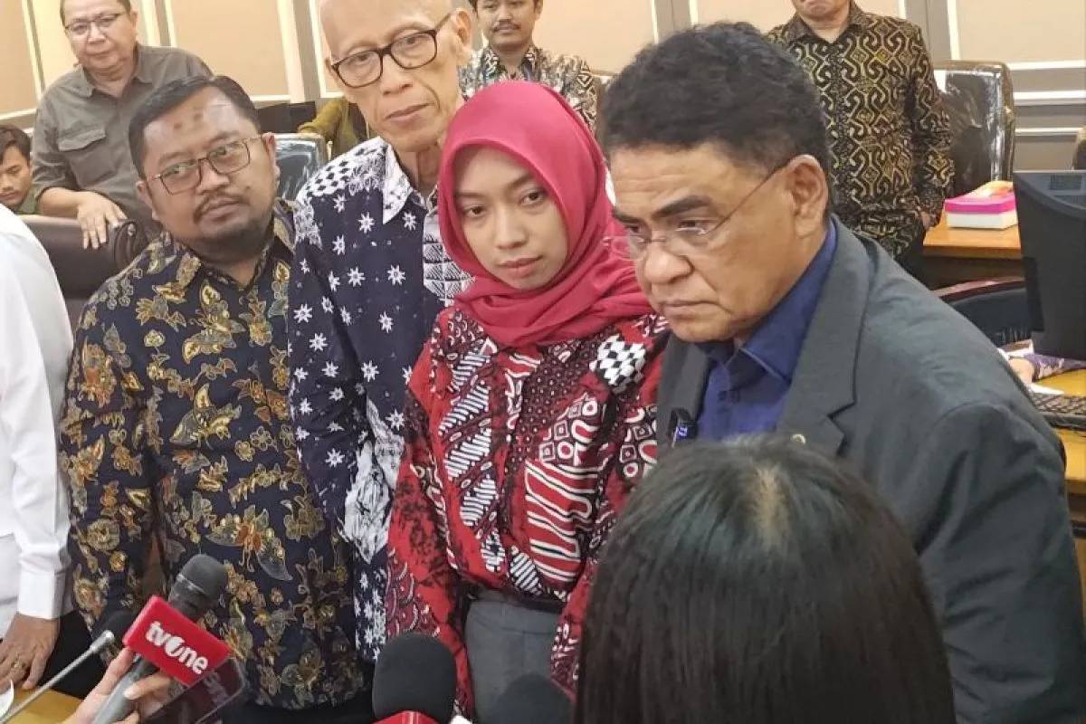 Istri Arya Daru Pertanyakan Barang Bukti Polisi dan Bantah Isu Tekanan Finansial